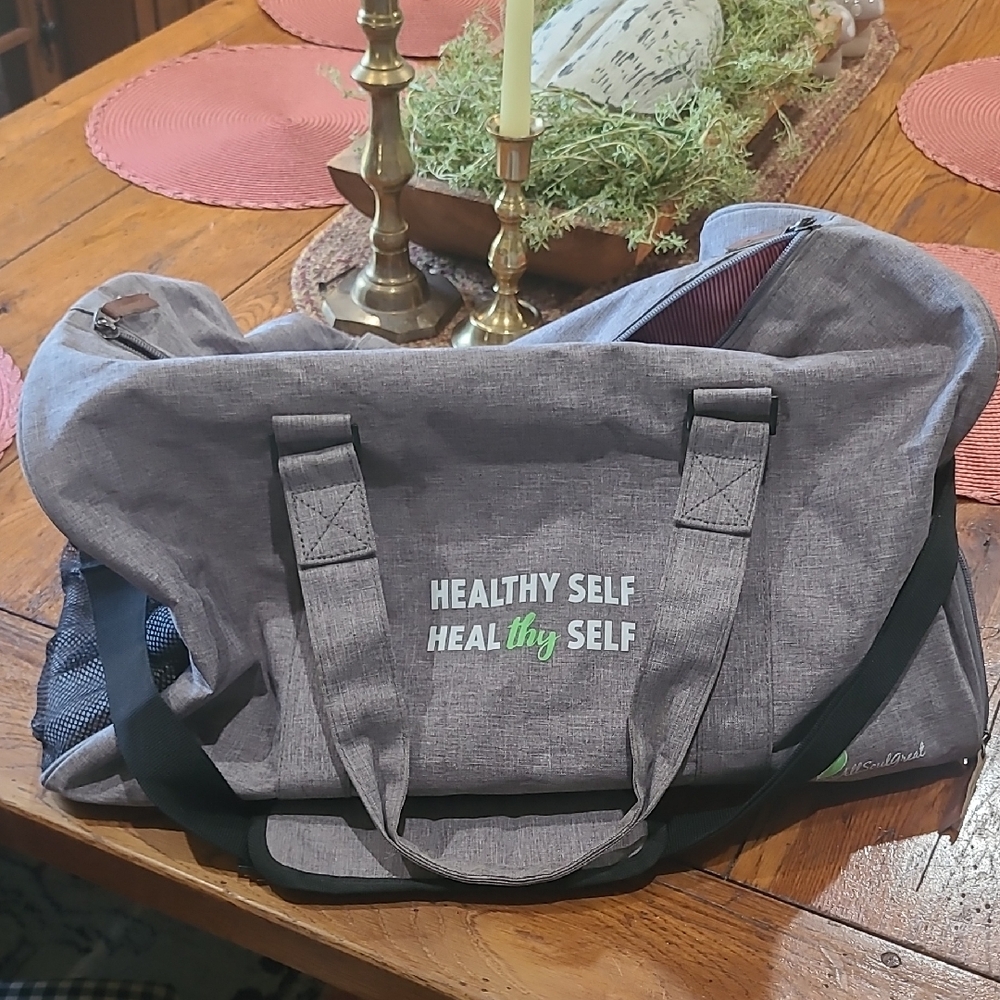 Great, almost new gym bag with hidden shoe holder